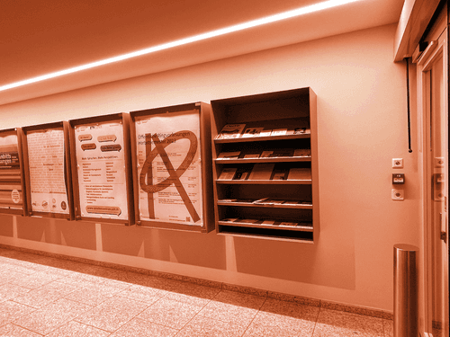 Regal mit Magazin Zentrum UZH Stockwerk D vor Aufzug